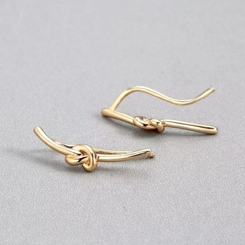 3/$30 💛 Gold Knot Twist Earrings